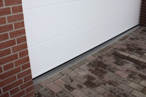 ACO Entwässerungsrinne_Einbauhinweise Ablaufrinne vor Garage einbauen