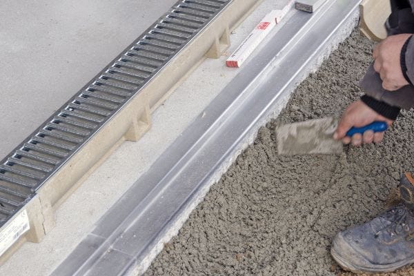 ACO Entwässerungsrinne_Einbauhinweise Ablaufrinne vor Garage einbauen