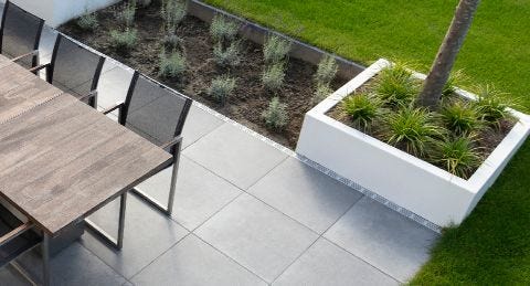 Die schmale Entwässerungsrinne für die Terrasse