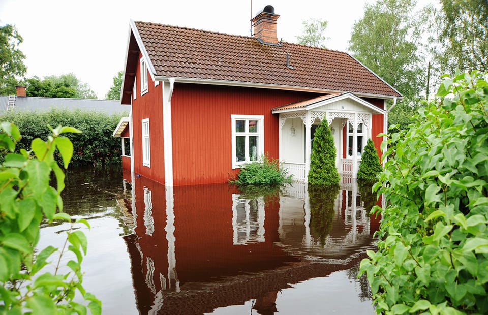 Hus översvämmat med vatten.