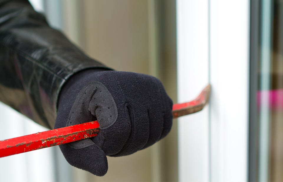 Inbrottstjuv som bryter sig in i ditt hus.